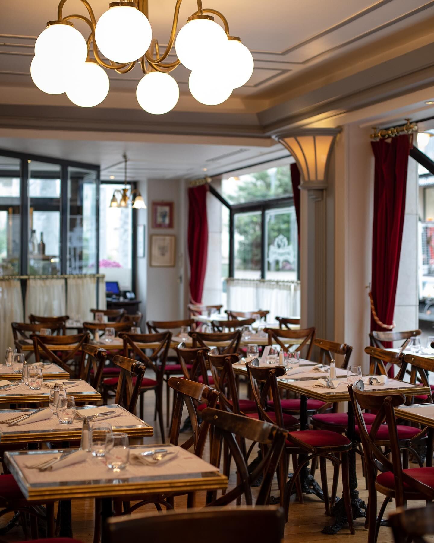 La salle de la Brasserie Paul : boiseries, lustres et serviettes blanches en tissu