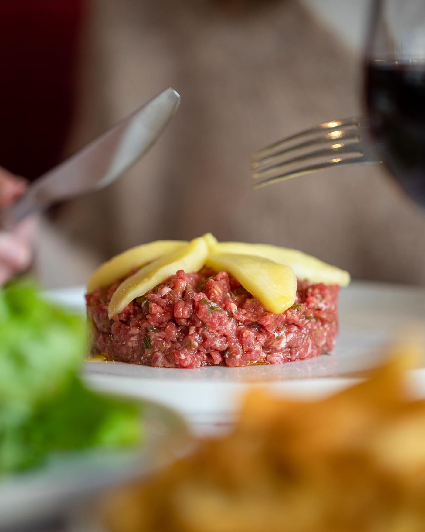 Le Steak Tartare à la Normande de la Brasserie Paul, aux pommes et au Calvados