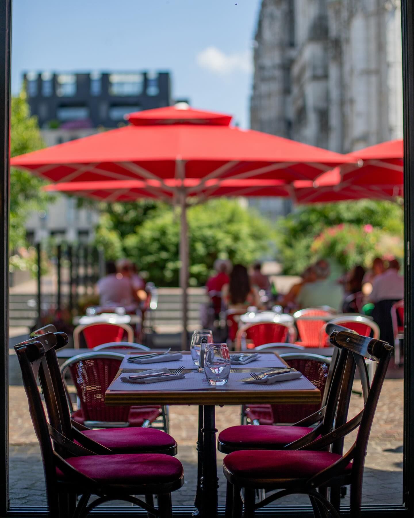 Les parasols rouges de la terrasse de la Brasserie Paul, face à la cathédrale de Rouen